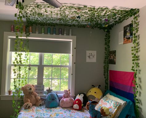 Squishmallows Aesthetic Bed, Heartstopper Bedroom Aesthetic, Pride Flag Bedroom Aesthetic, Pride Flag In Room Aesthetic, Pride Flag In Room, Pride Bedroom Ideas, Pride Flag Bedroom, Lgbtq Room Ideas, Flags In Bedroom