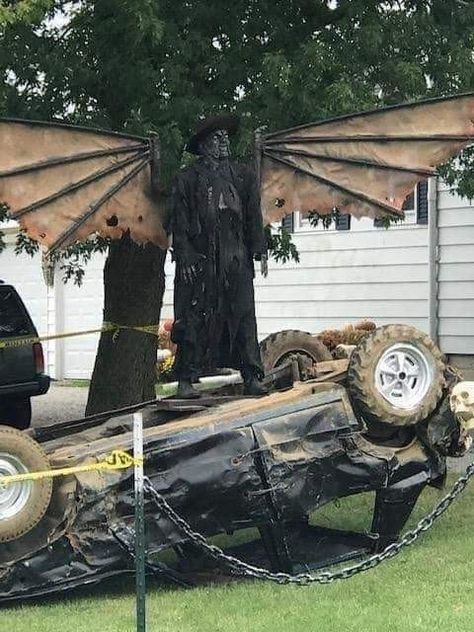 Jeepers creepers decoration Haunted Trail, Horror Classics, Build Projects, Halloween Props Diy, Halloween Scarecrow, The Creeper, Fall Designs, Jeepers Creepers, Fun Halloween Decor