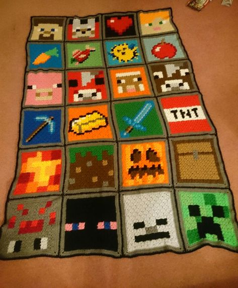 Minecraft blanket C2C crochet Crochet Minecraft Creeper Pattern, Minecraft Blanket Pattern, Minecraft Blanket Crochet Pattern, Minecraft C2c Crochet Pattern, C2c Crochet Ideas, Crochet Minecraft Pattern, Minecraft Granny Square, Minecraft Crochet Tapestry, Minecraft Pixel Pattern