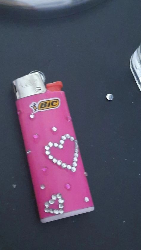 Matching Lighters, Diy Decorate Lighter, Diy Lighter, New Year Card Ideas, Lighter Art, Custom Lighters, Cool Lighters, Rhinestone Projects, Pretty Pens