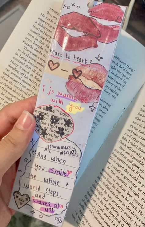 Cute Bookmarks For Boyfriend, Book Mark Design Ideas Drawing, Cute Book Marks Ideas, Kisses Bookmark, Creative Bookmarks Design Ideas, Cute Homemade Bookmarks, Handmade Small Gifts, Diy Paper Bookmarks, Bookmarks Handmade Aesthetic