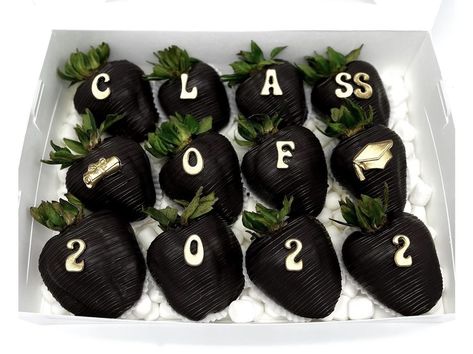 Grad Chocolate Strawberries, Graduation Treat Box Ideas, Chocolate Covered Treats Box Ideas, Graduation Strawberries, Graduation Chocolate Covered Strawberry, Graduation Strawberry Ideas, Graduation Treats, Chocolate Stars, Chocolate Covered Desserts