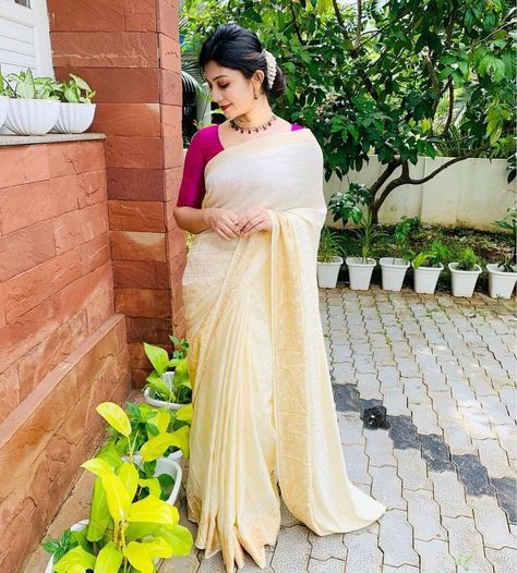 Saree And Contrast Blouse, Onam Photography, Onam Saree Blouse, Onam Saree Kerala, Onam Outfits Ideas, Classy Hairstyle, Churidar Dress, Onam Dress, Kerala Wedding Saree