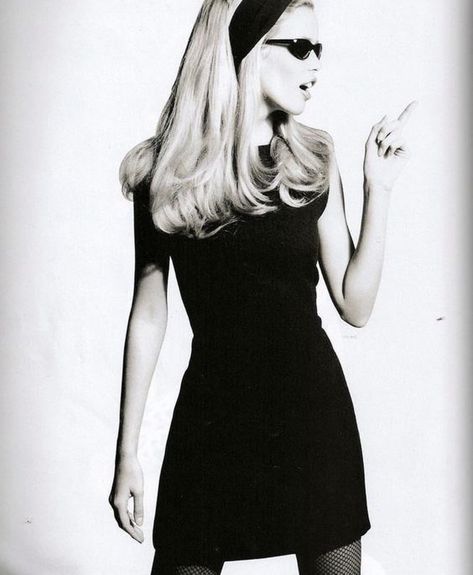 Retro Eyeliner, Chica Cool, Model Aesthetic, Claudia Schiffer, Mode Inspo, 60s Fashion, 인물 사진, Star Girl, Vogue Paris