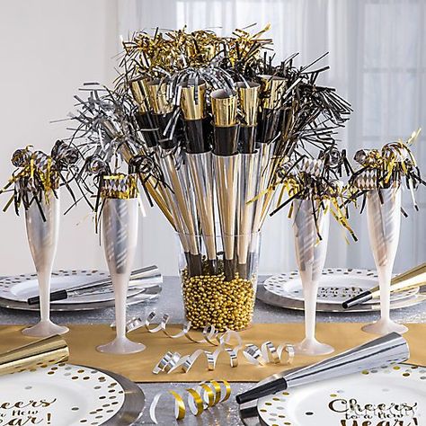 Diy New Years Party, New Years Eve Party Ideas Decorations, Nye Decorations, New Years Eve Dinner, New Year Table, New Years Wedding, New Year's Party Decorations, Nye Wedding, New Years Eve Weddings