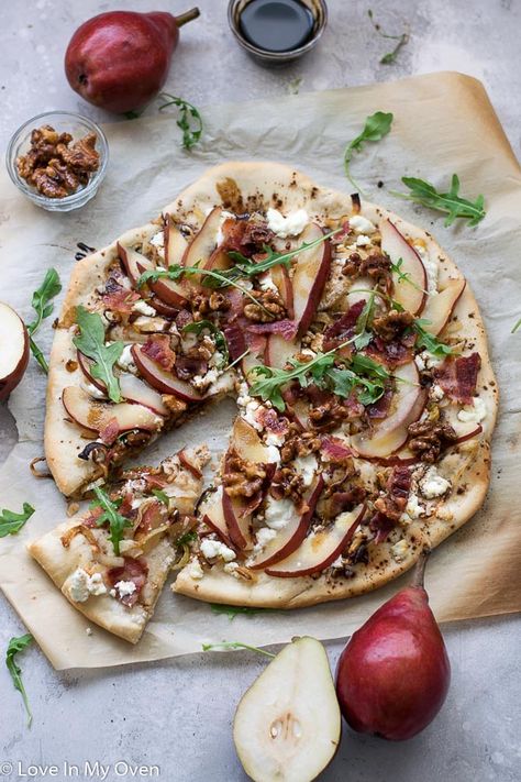 Try something different this weekend with a pear and goat cheese pizza! It's a scrumptious pear pizza with bacon, caramelized onions and candied walnuts. // pear pizza goat cheese // walnut pizza // pear goat cheese arugula pizza Pizza Goat Cheese, Savory Pear Recipes, Goat Cheese Pizza Recipes, Pear Goat Cheese, Pizza With Bacon, Pear Pizza, Goats Cheese Flatbread, Naan Pizza Recipes, Pizza Oven Recipes