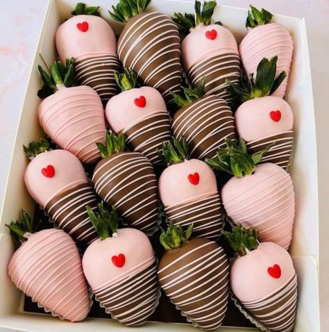 Valentine Chocolate Covered Strawberries, Strawberry Cake Pops, Valentine Strawberries, Strawberry Box, Chocolate Covered Strawberry Recipe, Valentines Snacks, Chocolate Covered Strawberries Bouquet, Strawberry Gifts, Chocolate Covered Fruit