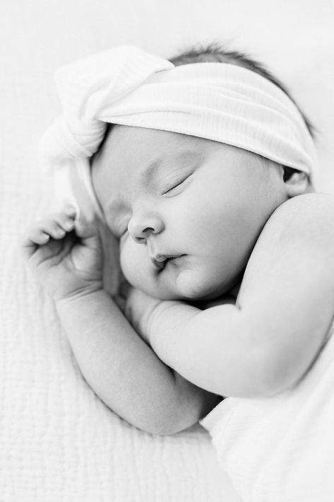 Newborn Family Pictures, Foto Newborn, Baby Milestone Photos, Newborn Family Photos, Baby Pictures Newborn, Newborn Photography Poses, Newborn Baby Photoshoot, Baby Poses, Newborn Baby Photos