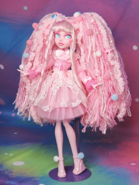 Sakura, the pink, PiNk, PINKEST! doll on earth! Monster High Draculaura OOAK custom repaint by Dollightful Sylvia Core, Ishoku Hada, Everything Fashion, Bdj Dolls, Earth Monster, Doll Customizing, Doll Customs, Monster High Draculaura, Doll Customization