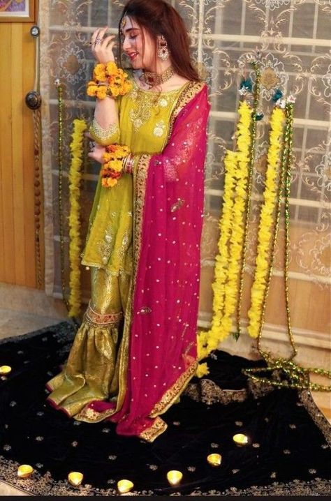 New Mehndi Dress Design, Umbrella Sleeves Design, Mehndi Dress Ideas, Easy Sleeves Design, Mayon Dress, Simple Mehndi Dresses, Mehndi Dress For Bride, Mehandi Dress, Mehendi Dress