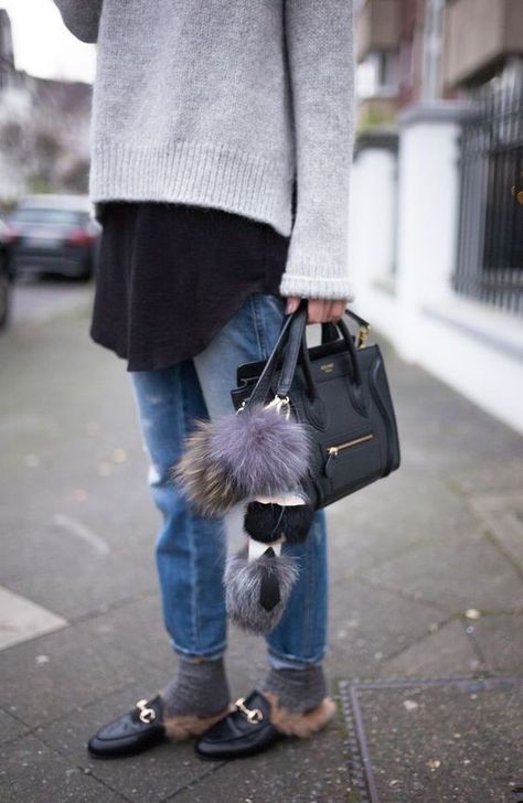 Today´s inspo: pompoms Nail Editorial, Princetown Gucci, Loafers Outfit, Nyc Street Style, Fool Proof, Moda Paris, Outfit Formulas, Classy Casual, Street Style Inspiration