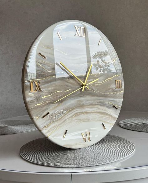 Resin Table Clock, Resin Art Canvas, Resin And Wood Diy, Resin Clock, Cute Clock, Resin Crafts Tutorial, Diy Abstract Canvas Art, Resin Art Painting, Diy Resin Projects