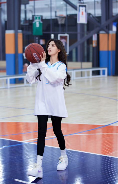 School Uniform Fashion, Fancy Suit, Basketball Clothes, Female Pose Reference, Sports Shorts Women, Tomboy Outfits, Stylish Party Dresses, Basketball Girls, Sporty Outfits