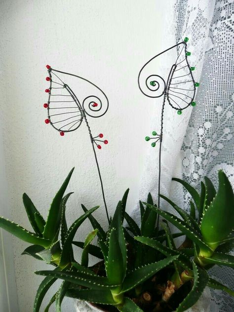 Beaded Plant Stakes Wire, Drátěná Socha, Art Fil, Hantverk Diy, Copper Wire Art, Wire Ornaments, Wire Art Sculpture, Plant Stakes, Plant Decoration