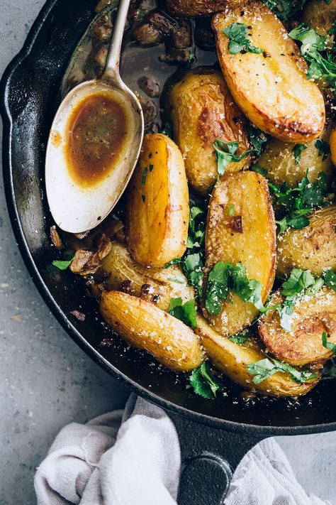 Braised Fingerling Potatoes with Fresh Herbs #sidedish #fingerlingpotato #braised #herb #dinner #dinnerrecipe |  Hello Veggie Braised Vegetables, Cooking Potatoes, Spring Side Dishes, Braised Leeks, Taco Side Dishes, Braised Kale, Easy And Healthy Recipes, Workout Challenges, Meals Easy