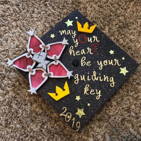 Kingdom Hearts//Final Fantasy on Instagram: “Another really cool graduation cap!! I love these! 🗝💙 ———————————————— OP: OTBestT (Reddit) ———————————————— 🗝🖤 DM or tag me in posts🖤🗝 🗝💙…” Disney Graduation Cap, Disney Graduation, College Grad Cap Ideas, Graduation Cap Decoration Diy, High School Graduation Cap, College Graduation Cap Decoration, Grad Hat, Kingdom Hearts Ii, Grad Cap Designs