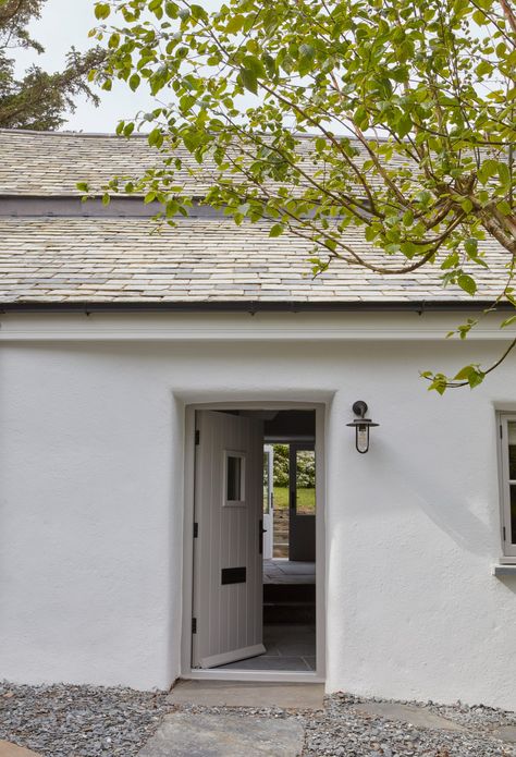 Cornish House, Steel Workshop, Cornish Cottage, White Exterior Houses, David Chipperfield Architects, Cottage Modern, Modern Extension, White Cottage, Spanish House