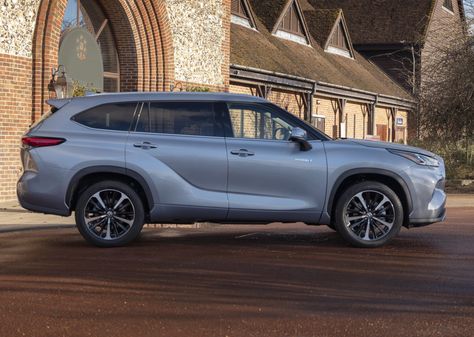 Best Self-Charging Hybrid SUVs 2023 - CarGurus.co.uk Best Hybrid Suv, Best Hybrid Cars, Family Suv, Best Suv, Small Suv, Toyota C Hr, Suv Cars, Combustion Engine, Head Up Display