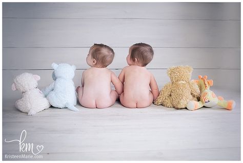 6 Month Old Twin Photoshoot, Twin 3 Month Pictures, 6 Month Twin Picture Ideas, Twin 6 Month Photoshoot, 6 Month Twin Photoshoot, Twins Monthly Photo Ideas, Baby Cousins Photoshoot, Twins Baby Photoshoot Ideas, Twins Photoshoot Ideas