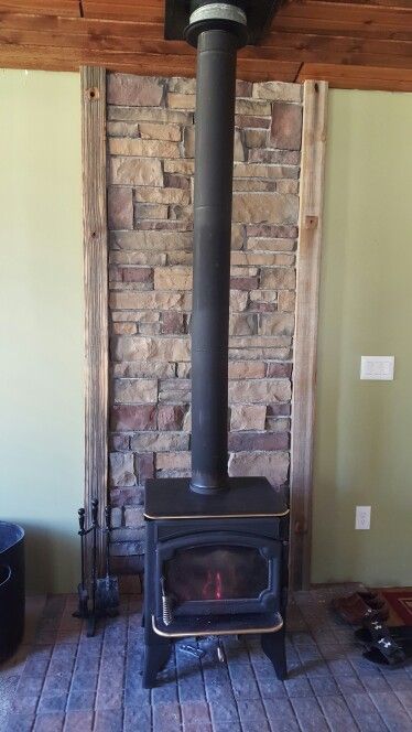 Fireplace with brick back wall. Combustion Fireplace Ideas, Brick Wall Behind Wood Stove, Brick Behind Wood Stove, Living Room Heater, Fireplace With Brick, Wood Stove Decor, Concrete Cabin, Oak Beam Fireplace, Stove Wall