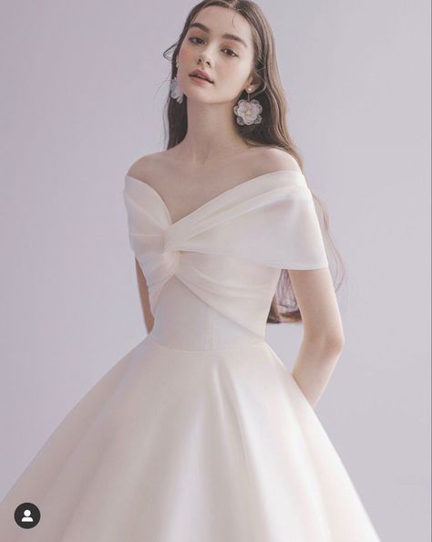 Korean Wedding Dress, Wedding Dresses Taffeta, Plain Wedding Dress, Minimal Wedding Dress, Night Gown Dress, Wedding Edit, Elegant Ball Gowns, Diy Wedding Dress, Stylish Wedding Dresses