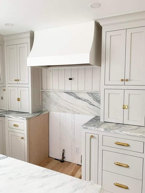 Courtney Bishop Design, Vertical Shiplap Backsplash Kitchen, Tongue And Groove Backsplash Kitchen, Shiplap Kitchen Hood, Panel Backsplash Kitchen, Vertical Shiplap Kitchen, Vertical Shiplap Backsplash, Cottage Backsplash, Curved Backsplash