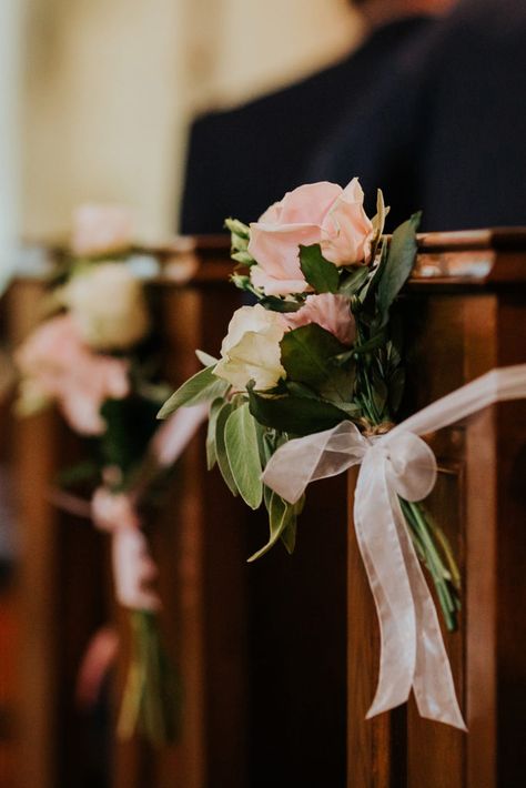 Church Pew Decorations, Wedding Pews, Pew Decorations, Wedding Church Decor, Classic Wedding Inspiration, Church Wedding Flowers, Cheap Wedding Decorations, Pew Ends, Aisle Decorations