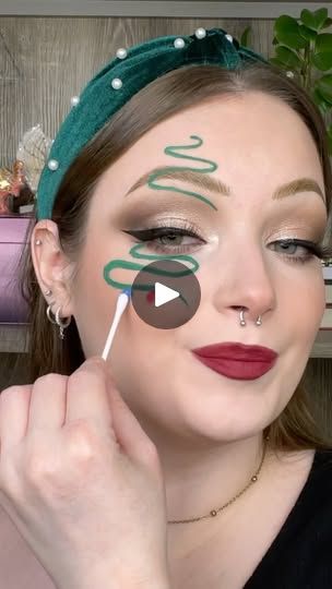 Christmas Eyeshadow Looks Easy, Christmas Eyeliner Looks, Christmas Makeup Ideas Simple, Christmas Tree Makeup, Creative Christmas Makeup Looks, Elf Makeup Looks, Christmas Makeup Looks Simple, Christmas Eye Makeup Ideas, Christmas Inspired Makeup