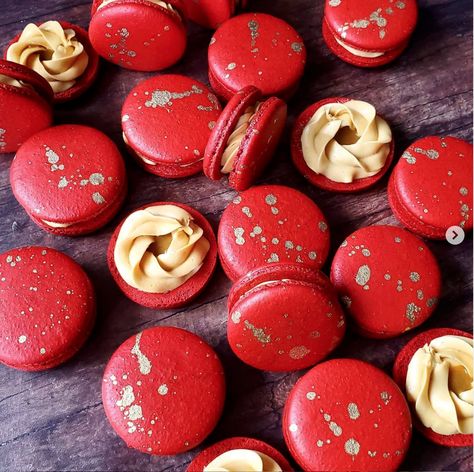 Red Macarons Aesthetic, Macaroons Ideas, Butterscotch Ganache, Cny Cake, Red Macarons, Best Macaron Recipe, Macaron Ideas, Gold Dessert Table, Gold Macarons