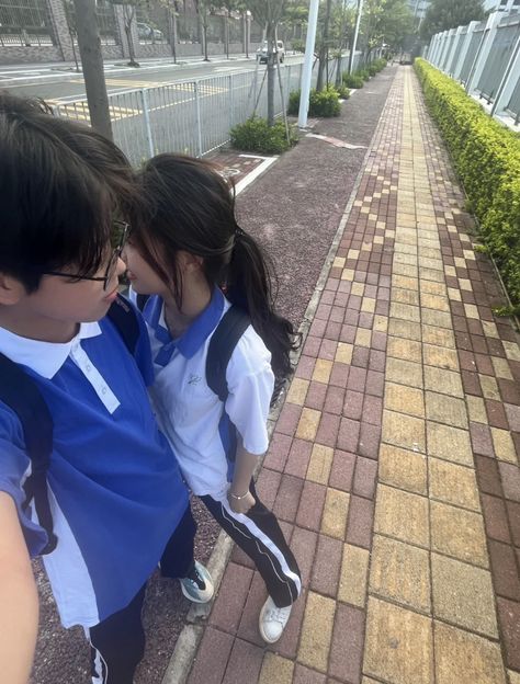 Yn With Boyfriend School, Korean High School Couple Aesthetic, Ullzang Couples School, School Couple Pictures, Cute High School Couples, Yn School, School Couple Goals, School Couple Aesthetic, Japanese Middle School