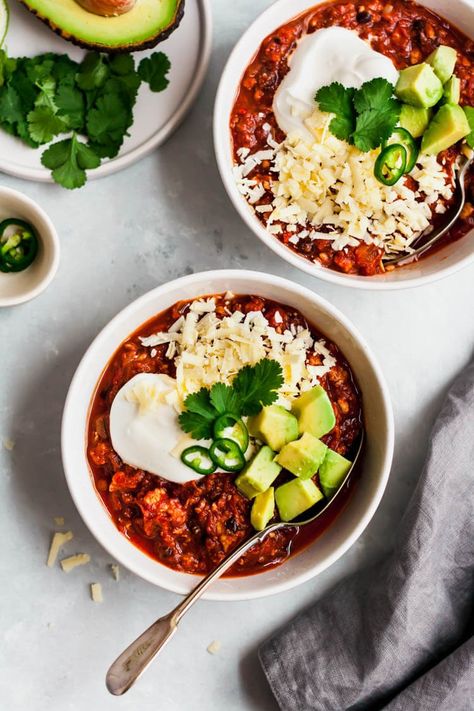 The best healthy chili recipes to make year-round for parties, weeknight dinner, game day, and everything in between. These simple chili recipes have vegetarian and slow cooker options to make prep time a breeze. Double or triple to feed a crowd! #chili #slowcooker #gameday #partyfood #healthydinner #dinner Pumpkin Turkey Chili, Simple Chili, Chili Healthy, Veggie Keto, Beach Eats, Fall Slow Cooker Recipes, Fall Crockpot, Chili Recipe Healthy, Turkey Pumpkin Chili