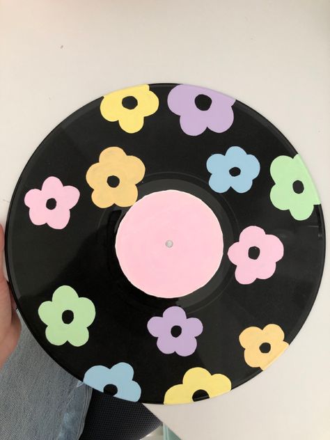 Simple Vinyl Painting Ideas, Cute Vinyl Record Paintings, Record Painting Ideas Simple, Flower Painted Records, Cute Record Paintings, Vinyl Disc Painting, Cute Record Painting Ideas, Painting Vinyl Records Ideas, Record Painting Ideas Flowers