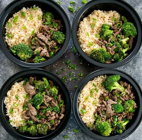 Korean beef bowls have marinated beef, vegetables, with brown rice. It's an easy bowl recipe that can be made ahead for weekly meal prep. Stir Fry Meal Prep, Korean Beef Bowl, Fitness Meal Prep, Fitness Meals, 500 Calorie, Beef Bowls, Korean Beef, Makanan Diet, Meal Prep Bowls