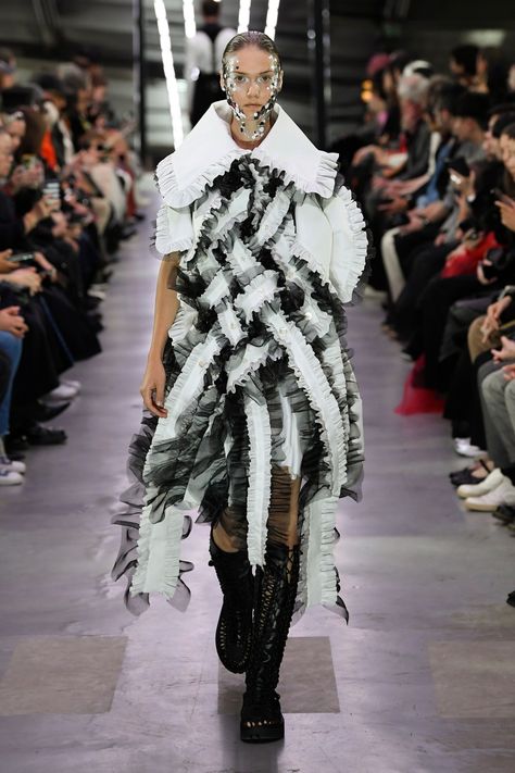 Noir Kei Ninomiya RTW Spring 2024[PHOTOS] – WWD Noir Kei Ninomiya, Kei Ninomiya, Afro Punk, Spring 2024, Fashion News, Textiles, Design