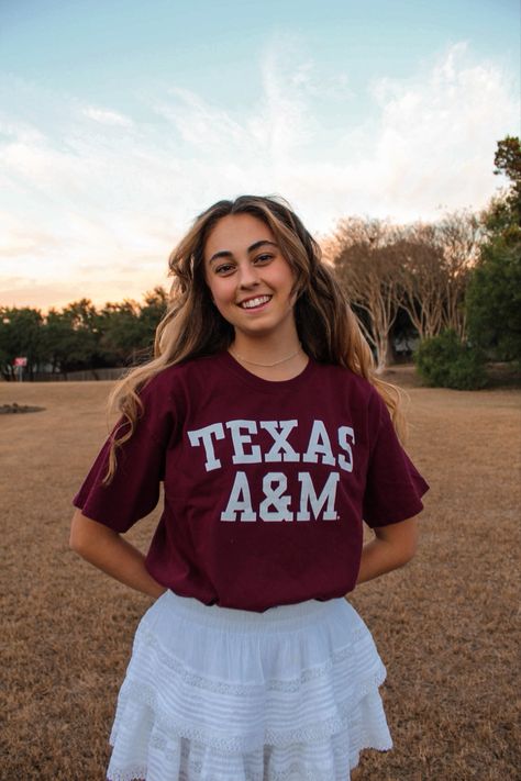 T Shirt Photoshoot, Andrea Core, College Photoshoot, Ruffle Skirts, College Shirt, Senior Photography Poses, Senior Photo Outfits, College Shirts, College T Shirts