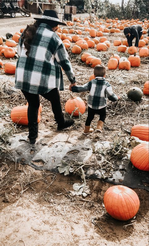 Fall Pumpkin Patch Outfit Family, Pumpkin Patch Photoshoot Family Of 3, Pumpkin Patch Matching Outfits, Family Pumpkin Patch Pictures Outfits, Family Pumpkin Patch Pictures, Pumpkin Patch Photoshoot Family, Pumpkin Patch Family Photos, Fall Pictures With Pumpkins, Pumpkin Patch Photography