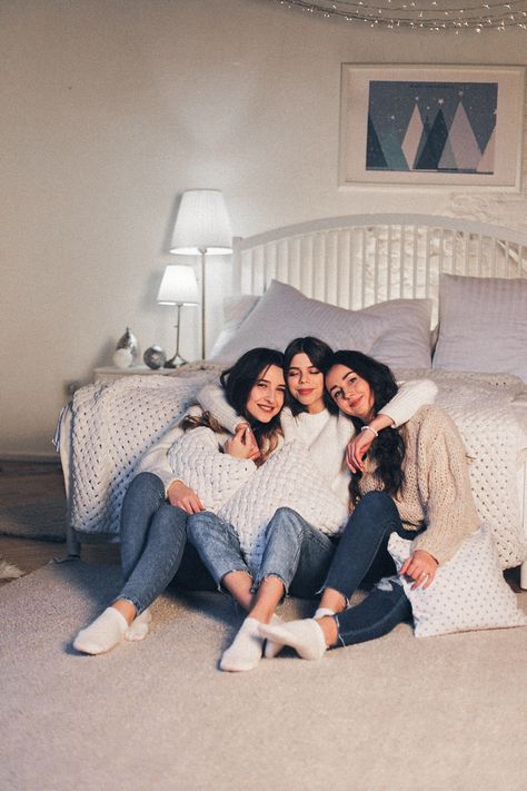 Indoor Friends Photoshoot, Bestie Photoshoot, Indoor Birthday, Best Friends Shoot, Best Friend Photos, Indoor Fun, Three Friends, Friend Photoshoot, Friend Photos