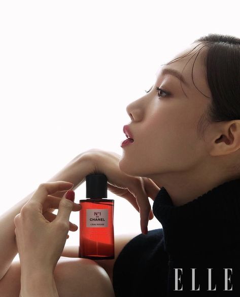 Lee Sung Kyung | Elle Korea Vogue Photography, Fragrance Campaign, Fragrance Photography, Beauty Video Ideas, Korea Magazine, Magazine Collection, Lee Sung Kyung, Perfume Photography, Elle Korea