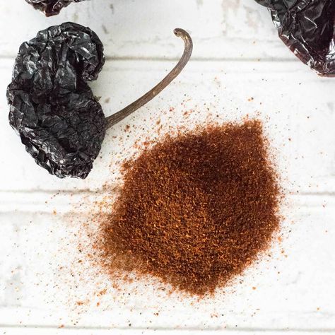 Dried Ancho Chili Recipes, Ancho Peppers, Chili Powder Substitute, Mexican Peppers, Chili Powder Recipe, Homemade Chili Powder, Homemade Chili Seasoning, Farm Recipes, How To Make Chili