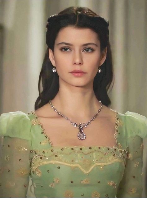 Magnificent Century Jewelry, Kosem Sultan Beren Saat, Turkey Drama, Yellow Aesthetic Pastel, Kösem Sultan, Kosem Sultan, Beautiful Haircuts, Fairy Tale Wedding Dress, Royal Outfits