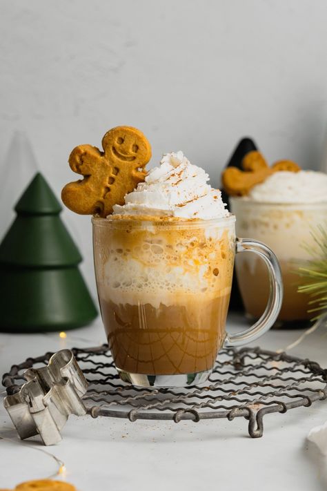 Christmas Drinks Coffee, Holiday Coffee Recipes, Winter Drinks Aesthetic, Christmas Lattes, Gingerbread Drink, Winter Hot Drinks, Christmas Coffee Drinks, Gingerbread Latte Recipe, Holiday Coffee Drinks