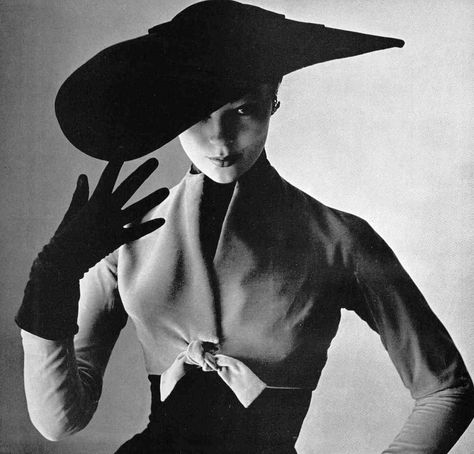 Hats were still worn daily by women in the ‘50s. They could be very large, or very little, and were held on the head using elastic linings a... 1950s Style Outfits, 50s Womens Fashion, 50s Women, Vintage Couture, Moda Vintage, 1950s Fashion, Wool Dress, Mode Vintage, Vintage Beauty