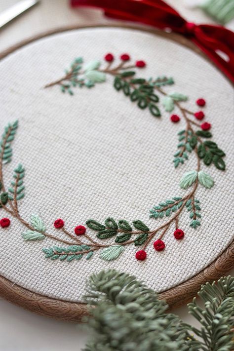 Christmas Embroidery Beginner, Christmas Flowers Embroidery, Embroderie Patterns Free Easy, Christmas Initial Embroidery, Christmas Embroidery Wreath, Embroidered Christmas Wreath, Christmas Flower Embroidery, Easy Embroidery Christmas, Xmas Embroidery Ideas