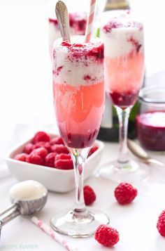 Champagne and Raspberry Ice Cream Floats Wine Ice Cream Float, Ice Cream Float Recipes, Wine Float, Wine Ice Cream, Raspberry Ice Cream, Ice Cream Floats, Snacks Für Party, Köstliche Desserts, Sugar Rush