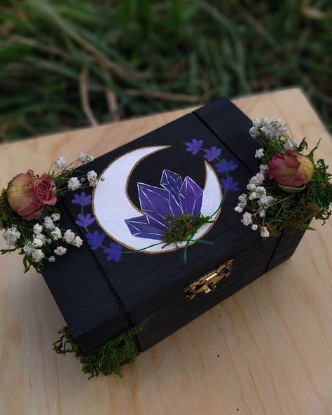 Witch Boxes, Magia Das Ervas, Witch Diy, Creation Art, Witchy Crafts, Baby Witch, Witchy Decor, Witch Decor, Witch Aesthetic