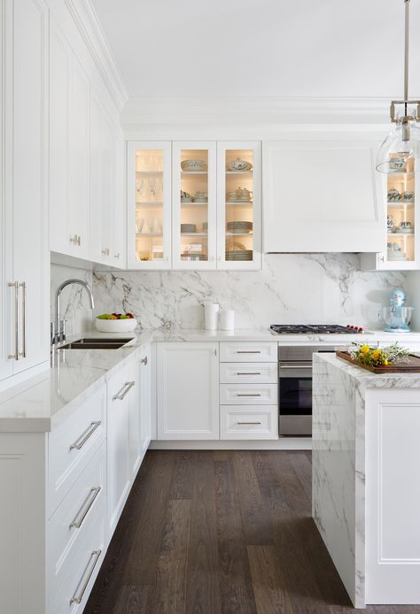 White Luxury Kitchen Backsplash Ideas with Marble and White Cabinets  Here we have another monochromatic kitchen that features white shaker cabinets and a white marble slab backsplash. White On White Kitchen, White Kitchen Marble Backsplash, White Luxury Kitchen, Monochromatic Kitchen, Marble Backsplash Kitchen, Amazing Kitchens, Kitchen Slab, White Marble Kitchen, White Shaker Kitchen