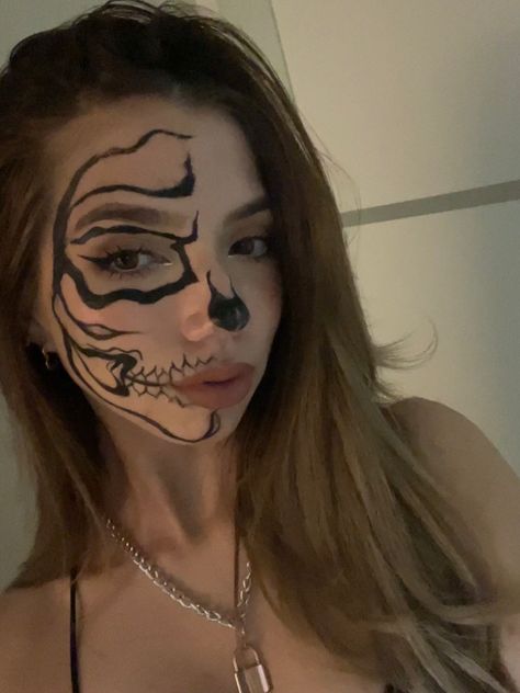 Womens Skull Makeup, Monster Makeup Easy, Skull Costume Women, Face Skull Makeup, Skull Makeup Half Face, Half Skull Makeup Halloween, Halloween Makeup For School, Black Angel Makeup, Skeleton Makeup Half Face