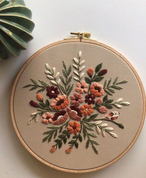 Clothes Embroidery Diy, Embroidery Lessons, Embroidery Wall Art, Floral Embroidery Patterns, Diy Embroidery Patterns, Flowers Embroidery, Handmade Embroidery Designs, Flowers Gifts, Pola Sulam