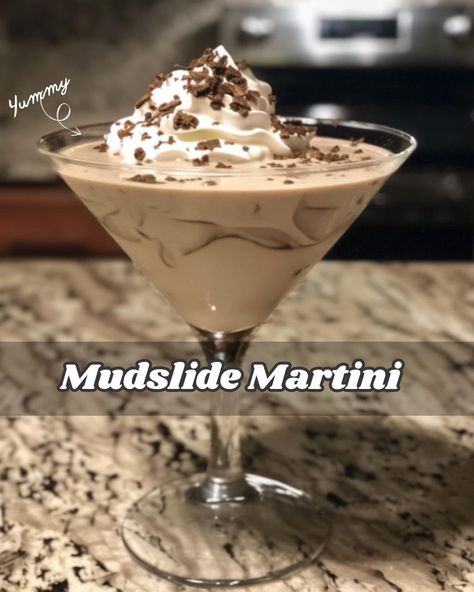 Mudslide Martini: A Decadent Dessert Cocktail - RecipeStrip Mudslide Martini, Baileys And Vodka, Mudslide Recipe, Martini Recipes Vodka, Chocolate Benefits, Martini Ingredients, Creamy Cocktails, Citrus Cocktails, Mudslide