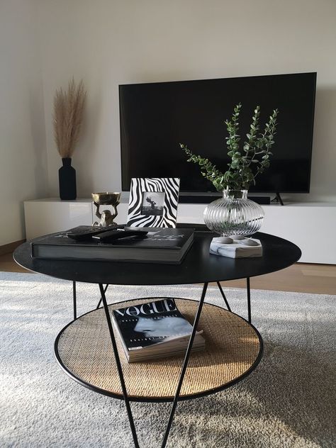 Simple Black And White Living Room, Black Living Room Table Decor, Lounge Furniture Ideas, Living Room Decor Cozy, Home Design Living Room, Apartment Decor Inspiration, Decor Home Living Room, Apartment Inspiration, Living Room Decor Apartment